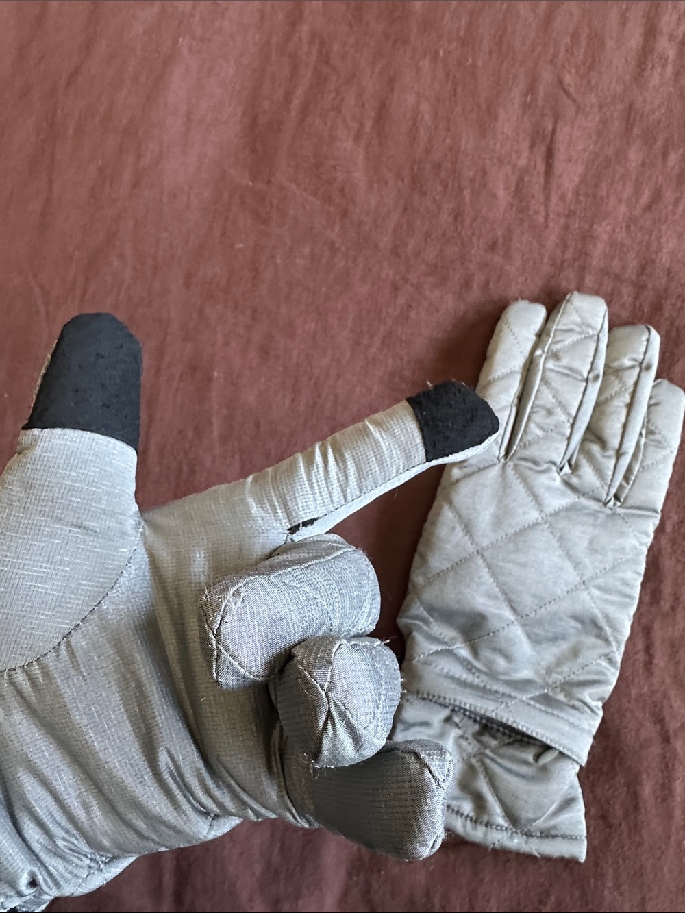 Eddie Bauer Quilted Silver Warm Gloves. 2 Hidden zip pockets & Touchscreen tech - Picture 12 of 16
